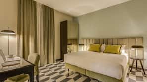 Minibar, coffre-forts dans les chambres, bureau, rideaux occultants