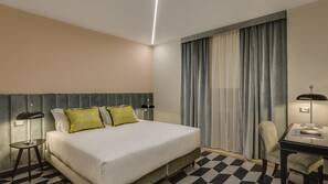 Minibar, coffre-forts dans les chambres, bureau, rideaux occultants