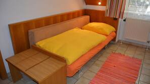 Hochwertige Bettwaren, Zimmersafe, Schreibtisch, Bügeleisen/Bügelbrett