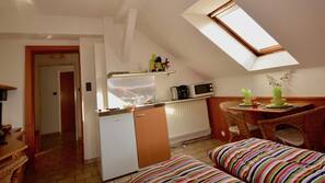 Kühlschrank, Mikrowelle, Herd, Wasserkocher mit Kaffee-/Teezubehör