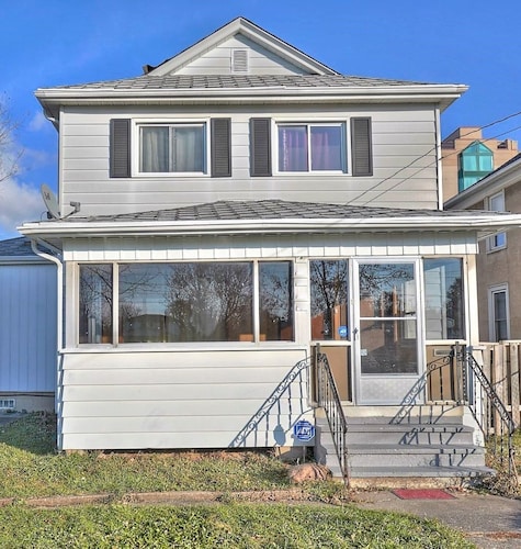 Check Expedia for Availability of Niagara Skyline Home