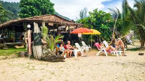 Am Strand, Sonnenschirme, Strandtücher, Strandbar