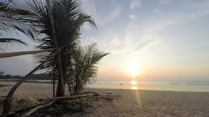 Am Strand, Sonnenschirme, Strandtücher, Strandbar
