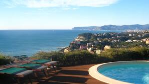 Piscina all'aperto, una piscina in terrazza