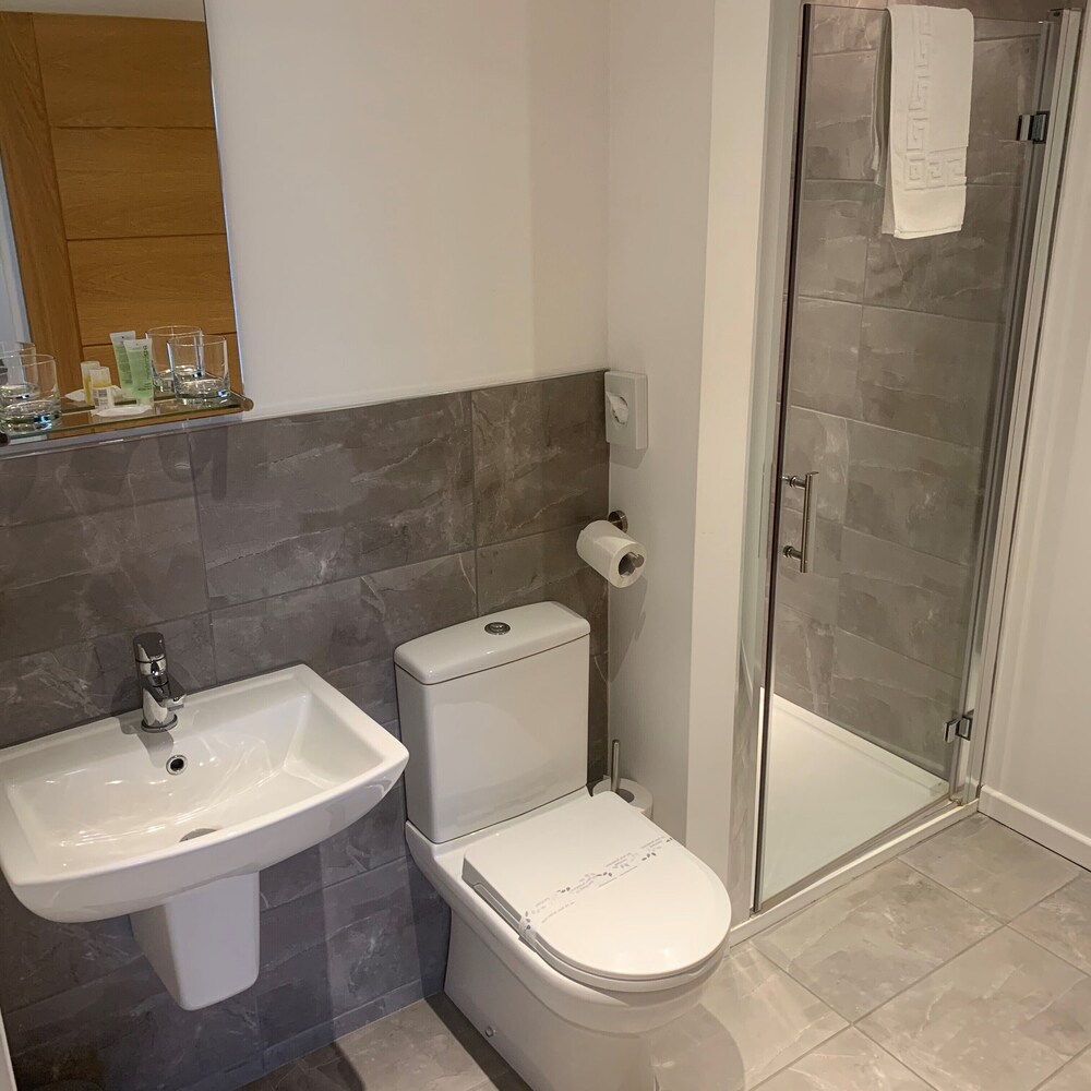 Bathroom, Oakwood Farm Mews