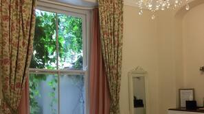 Free WiFi, linens