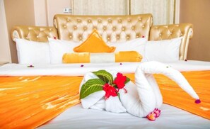 Executive Room, 1 King Bed | 1 bedroom, in-room safe, desk, soundproofing
