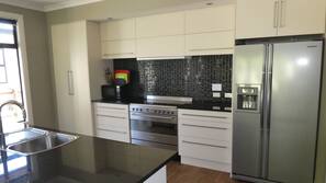 Full-sized fridge, microwave, oven, hob