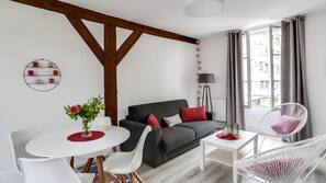Flat-screen TV, fireplace