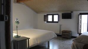 Cortinas opacas, tabla de planchar con plancha, wifi gratis