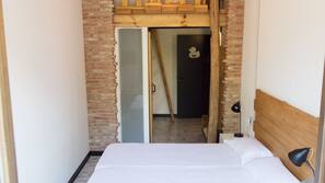 Cortinas opacas, tabla de planchar con plancha, wifi gratis