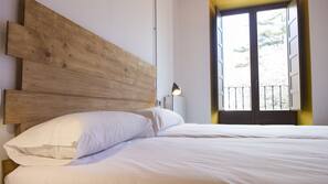 Cortinas opacas, tabla de planchar con plancha, wifi gratis
