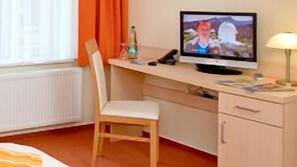 Schreibtisch, Verdunkelungsvorhänge, schallisolierte Zimmer