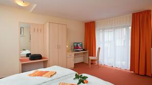 Schreibtisch, Verdunkelungsvorhänge, schallisolierte Zimmer