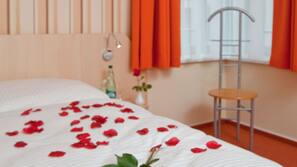 Schreibtisch, Verdunkelungsvorhänge, schallisolierte Zimmer