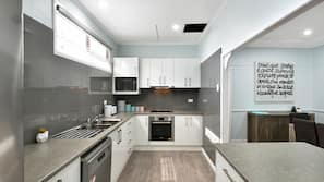 Full-size fridge, microwave, oven, stovetop