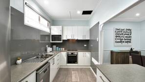 Full-size fridge, microwave, oven, stovetop