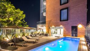 Una piscina al aire libre