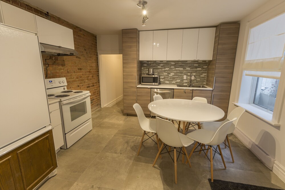 Huge 5 Bedroom Apartment 2 Full Bathrooms Downtown Montreal Free Featured Image Guestroom Bathroom