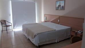 Escritorio, wifi gratis, ropa de cama y acceso en silla de ruedas