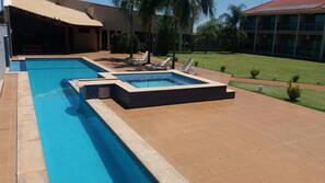 Una piscina al aire libre
