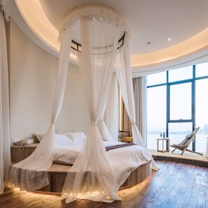 Romantic Double Room with Round Bed | Desk, blackout drapes, free WiFi