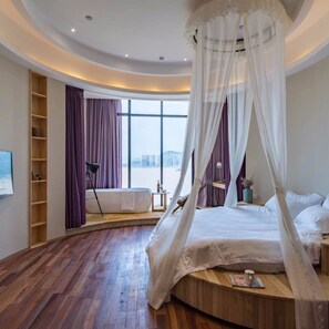 Romantic Double Room with Round Bed | Desk, blackout drapes, free WiFi