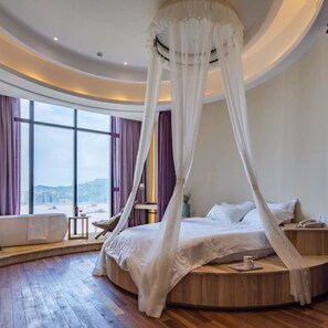 Romantic Double Room with Round Bed | Desk, blackout drapes, free WiFi