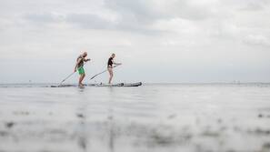 Een privéstrand, strandlakens, duiken, zeilen