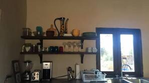 Frigorífico grande, placa de cocina y cafetera o tetera