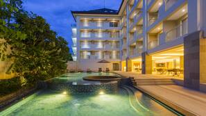 Kolam renang outdoor, dengan kursi berjemur