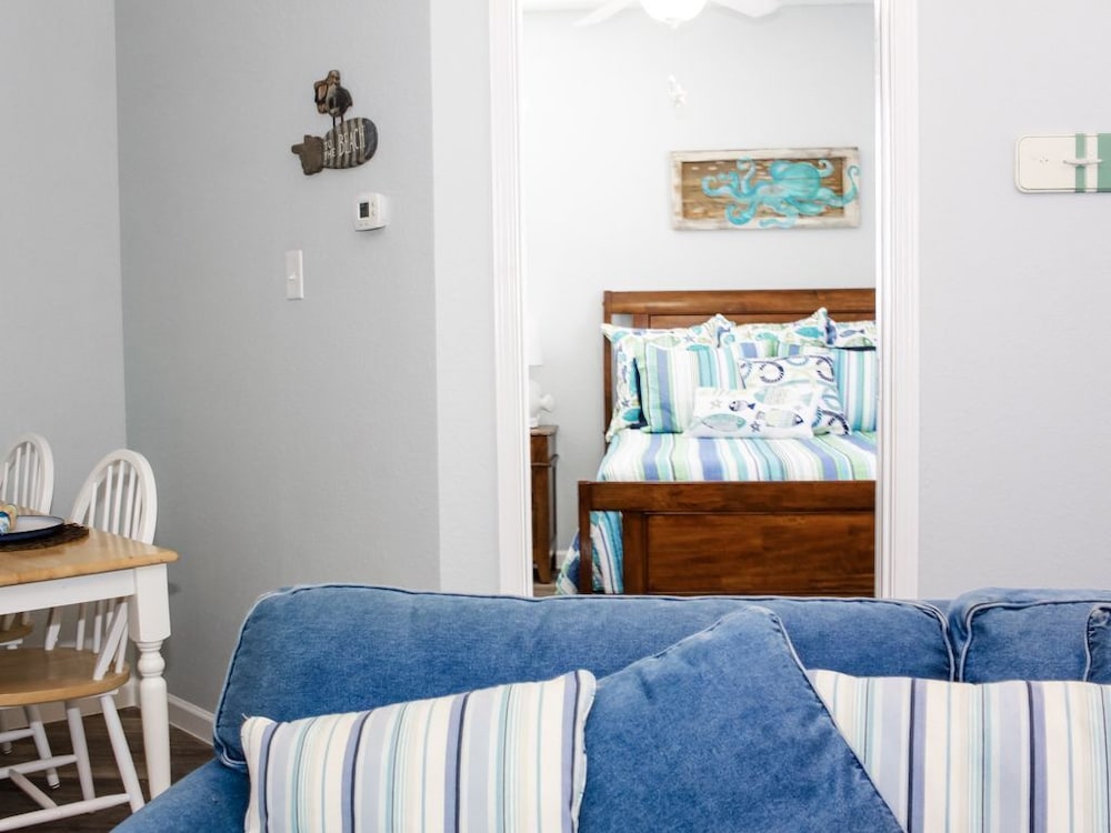 Cozy One Bedroom Condo near Whitecap Beach with Heated Pool and Sauna