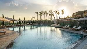 Indoor pool, 4 outdoor pools