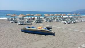 Plage, chaises longues, parasols