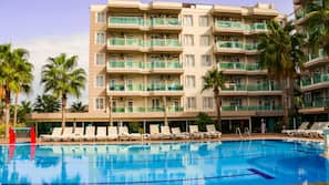 3 piscines extérieures, parasols de plage, chaises longues
