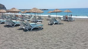Plage, chaises longues, parasols