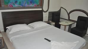 1 bedroom, premium bedding, in-room safe, desk