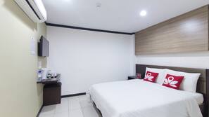 Desk, iron/ironing board, rollaway beds, free WiFi