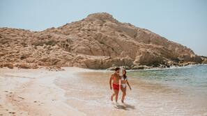Ubicación a pie de playa, cabañas de playa, tumbonas y sombrillas