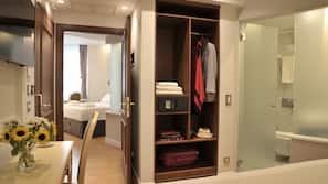 Coffre-forts dans les chambres, bureau, rideaux occultants