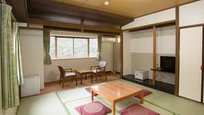 In-room safe, desk, linens