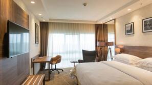 Hypo-allergenic bedding, minibar, in-room safe, desk