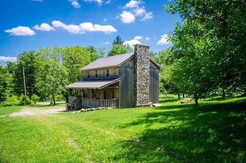 Great Place to stay Ovr's Schaefer House-all the Comforts of Home!min.to Ohiopyle & Fallingwater! near Ohiopyle 