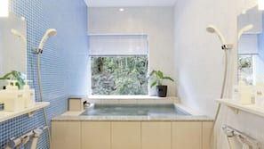 Bañera de hidromasaje en el interior
