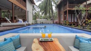 Una piscina al aire libre