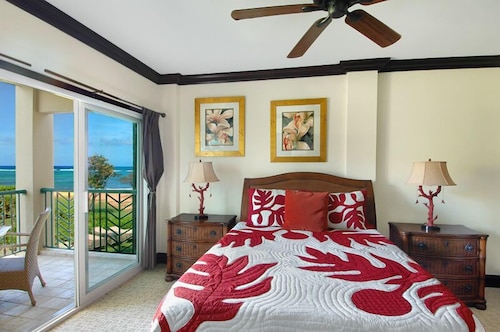 H202 - Prime Corner OCEANFRONT Suite **AC** Resort Pool & Restaurant in Kapaa, United States