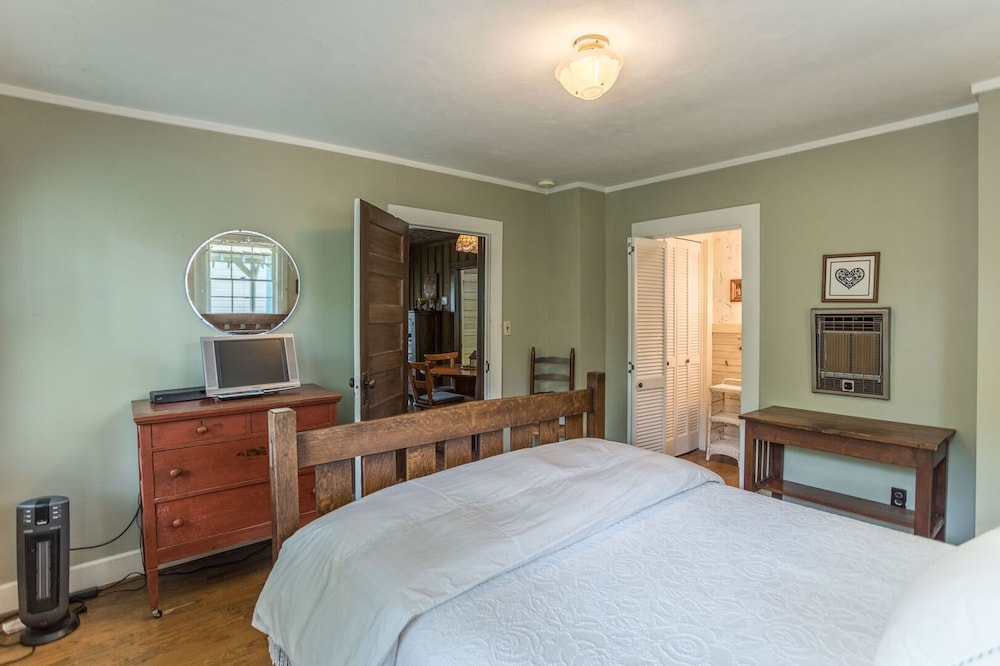 The Suddreth Cottage Walk to Main Street Blowing Rock Private Garden with Gazebo Blowing