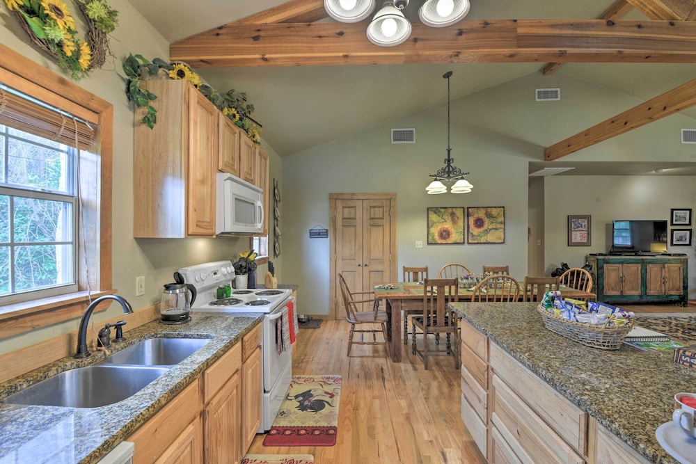 PetFriendly Glen Rose Retreat w/ Screened Deck! Glen Rose Vrbo