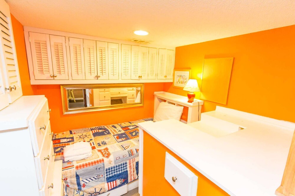 Amazing Oceanfront, 4 Bedroom Condo with Free Water Park, Aquarium, & More Every Day! CCII202