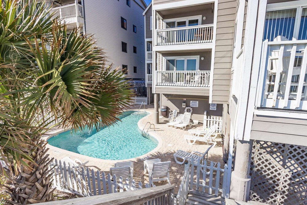 Amazing Oceanfront, 4 Bedroom Condo with Free Water Park, Aquarium, & More Every Day! CCII202